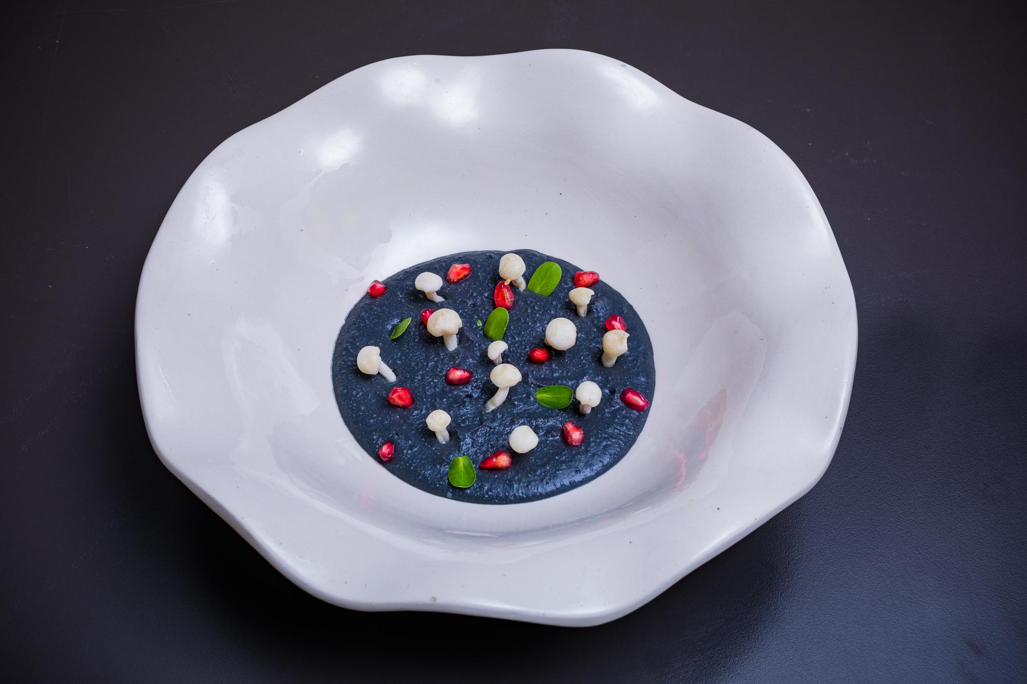 Serwowanie dekonstruowanego dania na ciemnej ceramice